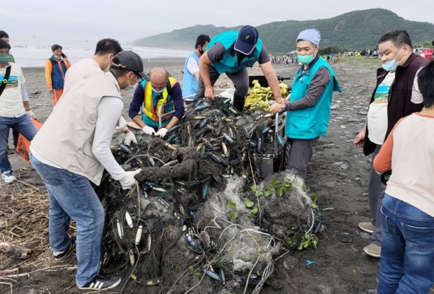 羅東林區管理處無尾港淨灘清出513.9公斤海洋垃圾