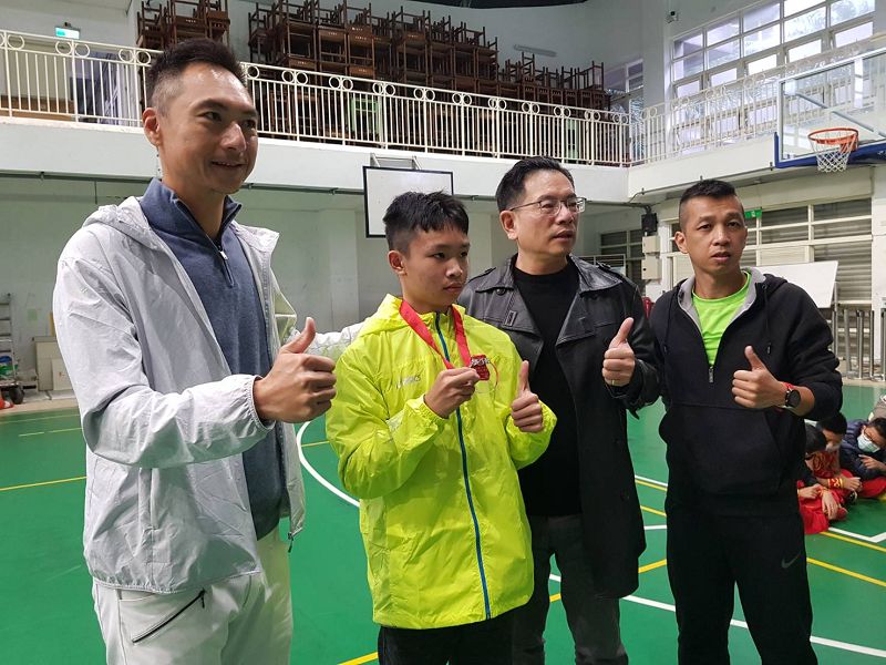 參加全國田徑公開賽榮獲國小組100公尺銀牌選手吳宸睿
