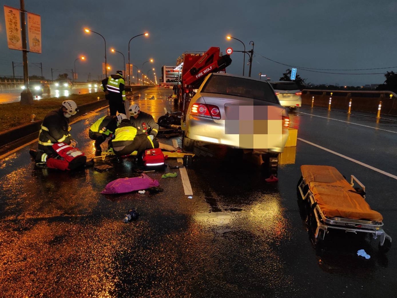女騎士自撞蘭陽大橋上防撞桿 遭後方自小客車輾斃