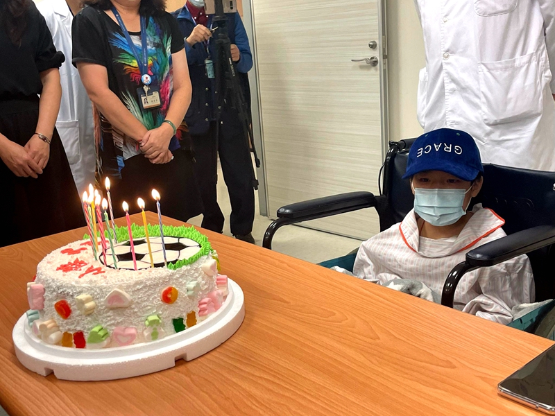 醫院特別客製化王小弟最愛的足球蛋糕 歡慶他出院