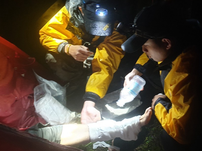登山客煮早餐燙傷腳踝 救護人員花16小時護送就醫!