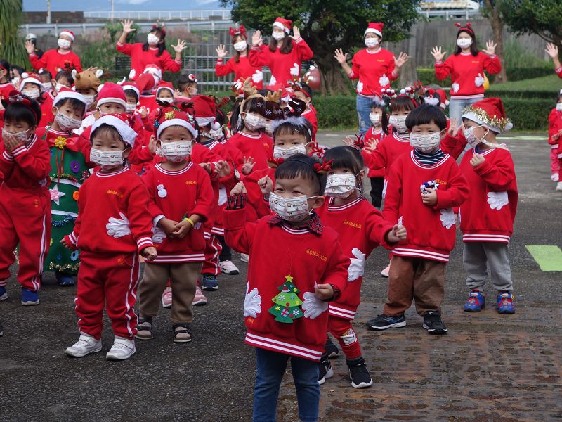 消防員扮聖誕老公公與羅東鎮立幼兒園小朋友在聖誕玩很大!
