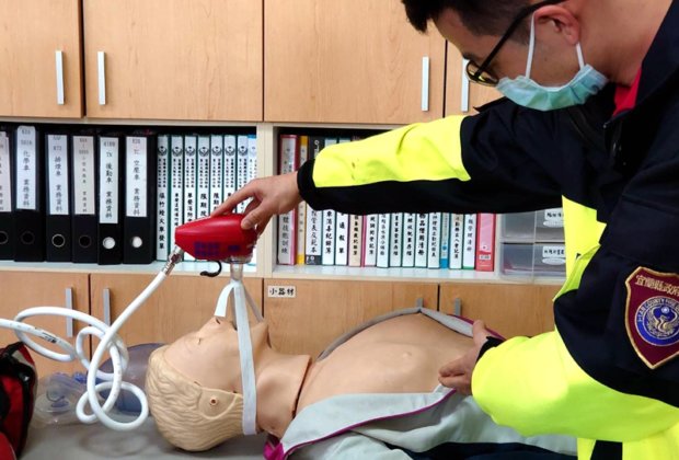 賴雅怡女士紀念母親 捐贈自動傳輸呼吸器 為救護員添翼!