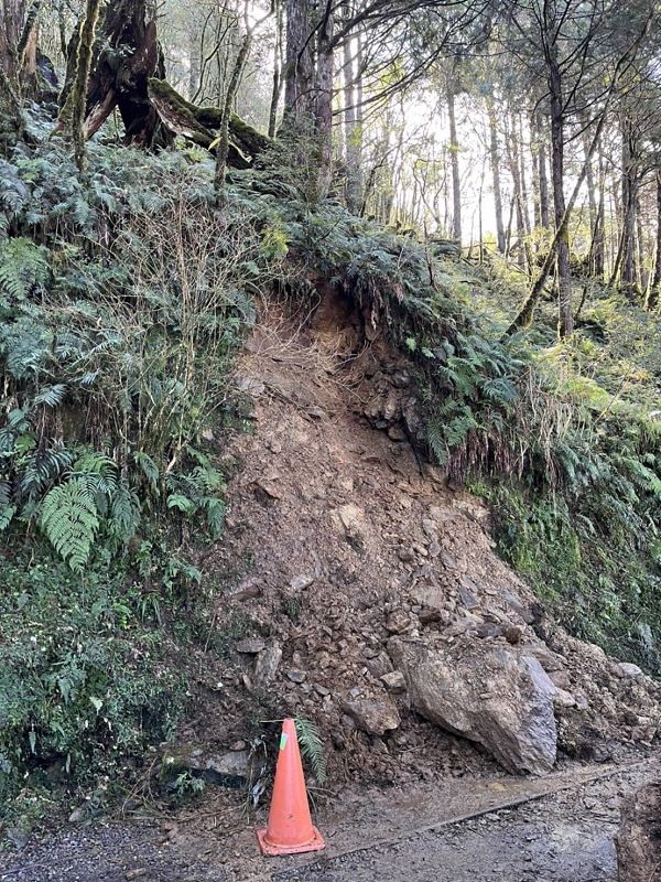 太平山國家森林遊樂區內知名景點見晴懷古步道，受到長期降雨量影響，上坡處土石坍方，羅東林區管理處今（25）日宣佈即日起至3月4日暫停開放。