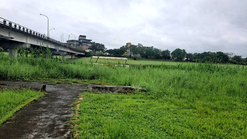 美麗的宜蘭河卻因雜草荒蕪 遭民眾質疑公所錢花去那裡?