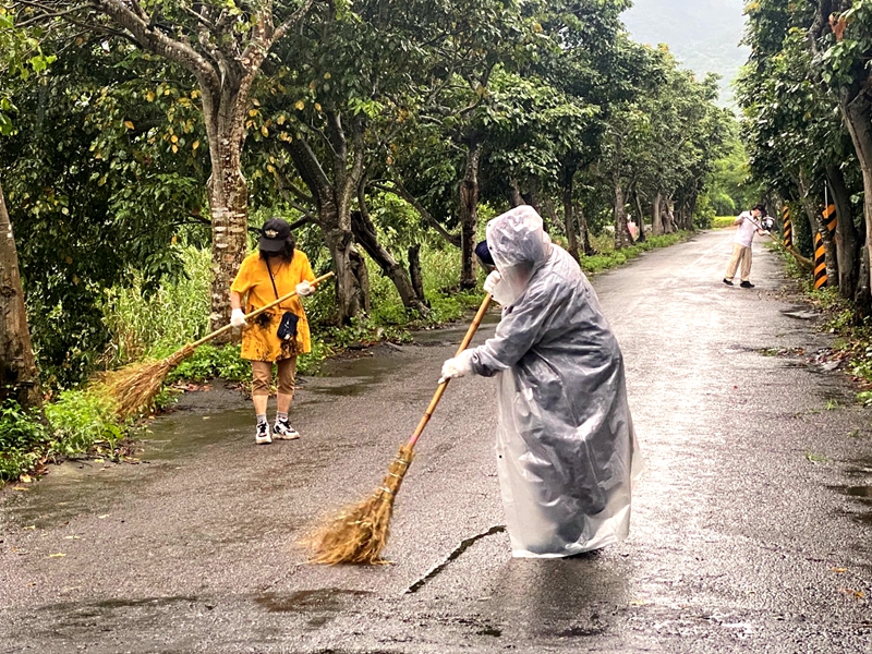 蘭陽城鄉美學看到企業名人也當志工清掃環境!