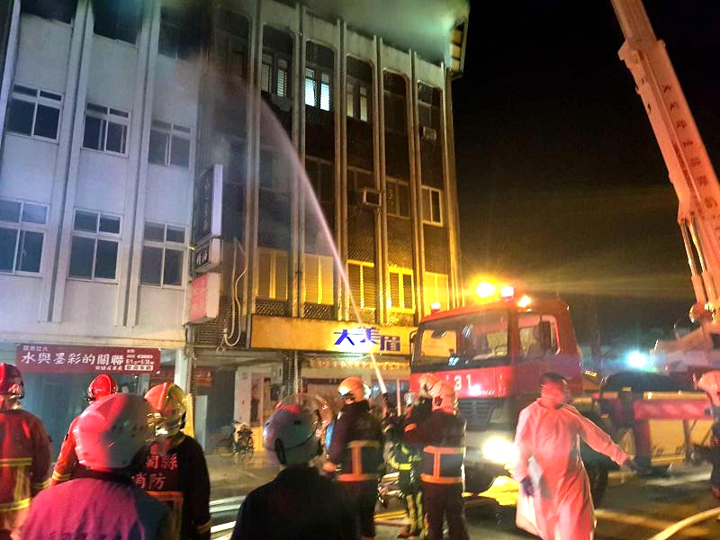 羅東鎮興東路4樓加蓋鐵皮屋火警 雲梯車加入滅火!