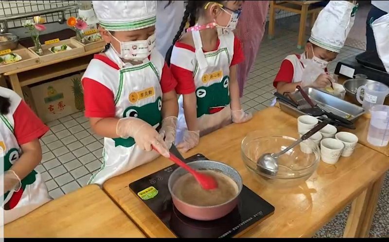 羅東幼兒園小朋友的創意飯糰、濃情米漿、幸福碗粿香噴噴哦!