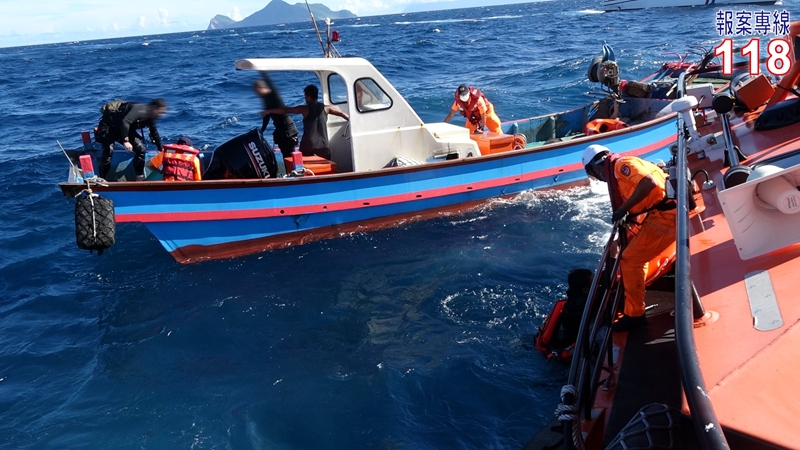 頭城外海遊艇翻覆12人被救起!