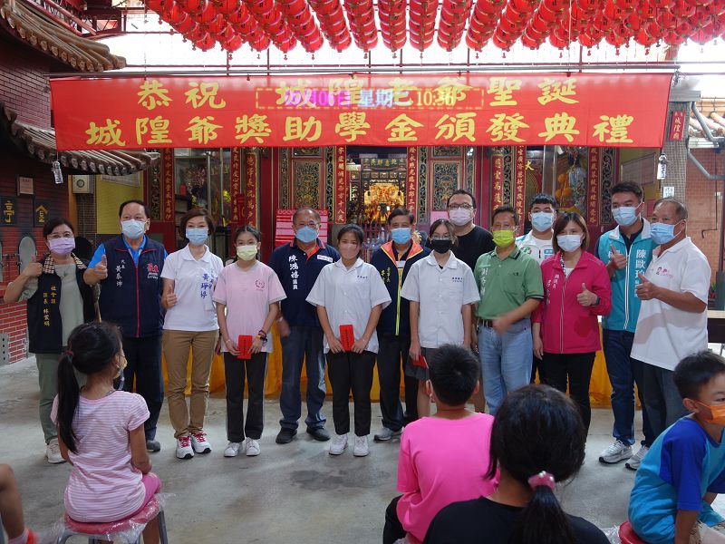 羅東城隍廟頒發清寒獎助學金 總計227位高國小學子受惠