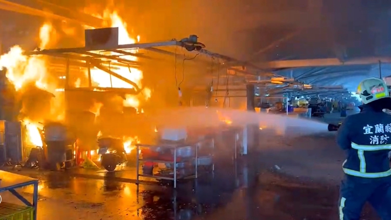 宜蘭果菜市場大火燒毀4個攤位