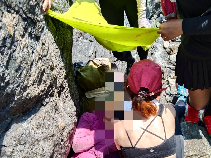 婦人單獨攀爬台丁9 .8公里處 掉落烏岩角下石縫搶救罔效 直升機吊掛送醫!