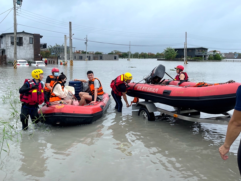 蘭陽溪溪水暴漲 堤後溪洲排水附近 8遊客受困民宿獲救!