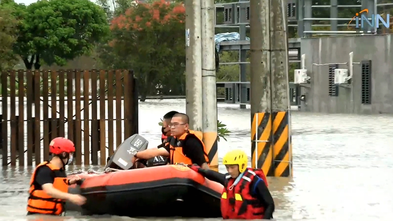 蘭陽溪溪水暴漲 堤後溪洲排水附近 8遊客受困民宿獲救!