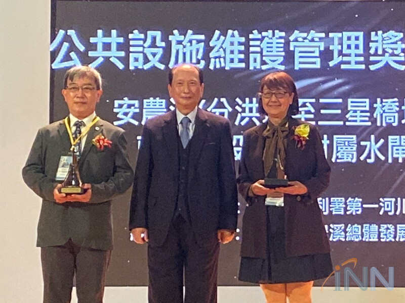安農溪總體發展協助也在襄助維管也獲得金質獎，理事長林秀雯領獎