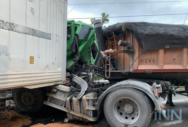 貨櫃脫離母車撞及砂石車 司機脫困僅受輕傷(照片蘇澳分局提供)