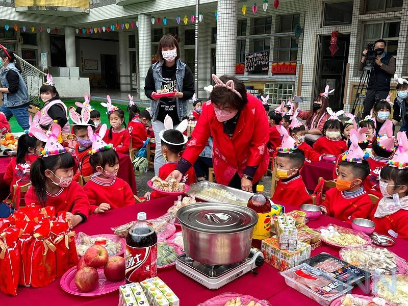 羅東鎮幼兒園圍爐呷辦桌 鎮長嘣米香與小朋友分享!