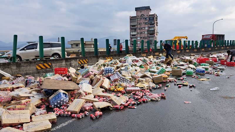 羅東光榮陸橋可口可樂掉落滿地 警方交通管制進行清理