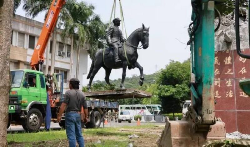 蘇澳鎮公所拆除蔣介石騎馬銅像 象徵一個時代的結束!