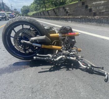 小貨車突切入快車道 造成兩機車追撞2傷!