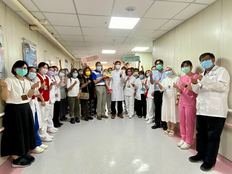 朱坤武賢伉儷捐贈電動病床 提供病人及醫護人員溫馨的醫療環境