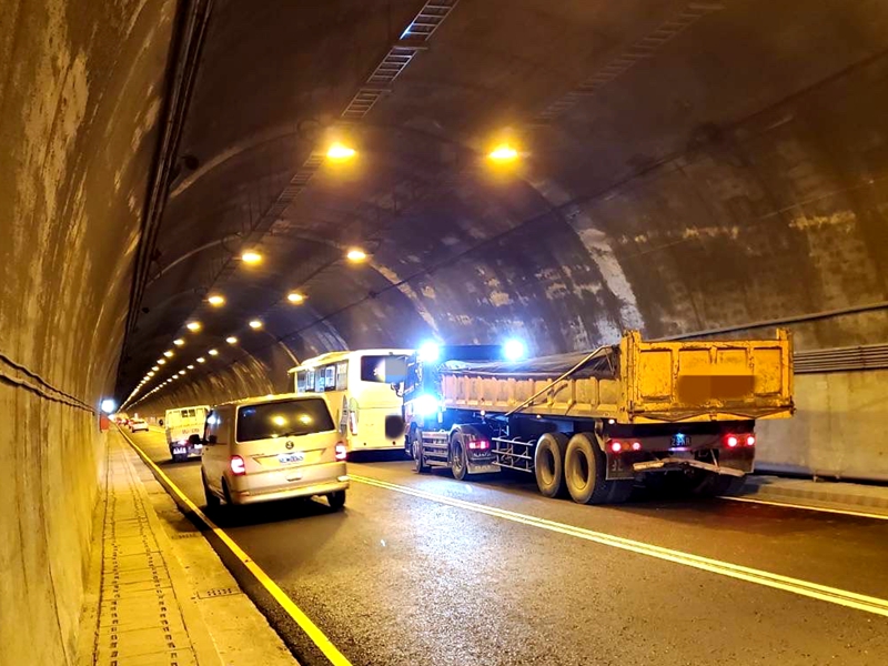 蘇花台九線新澳隧道內北上自小客先追撞前車  再與對向二車碰撞!