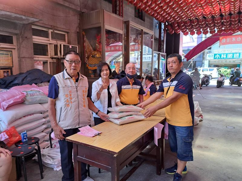 羅東城隍廟發放白米、善款助623戶低收!