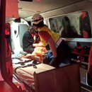 一家三口疑路況不熟開車掉入海中 幸外籍漁工搶救上岸!