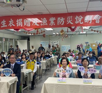 鰻魚苗捕撈期薛長興捐贈救生衣關心漁民作業安全!