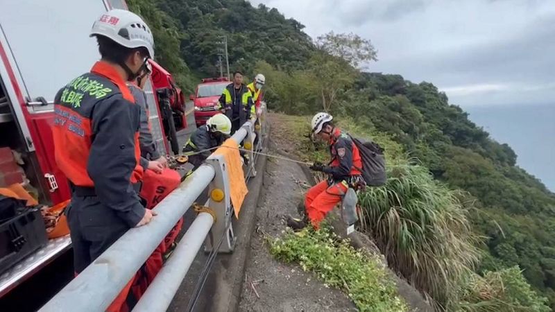 男子台九丁騎機車自撞護欄 跌落50公尺山谷獲救!