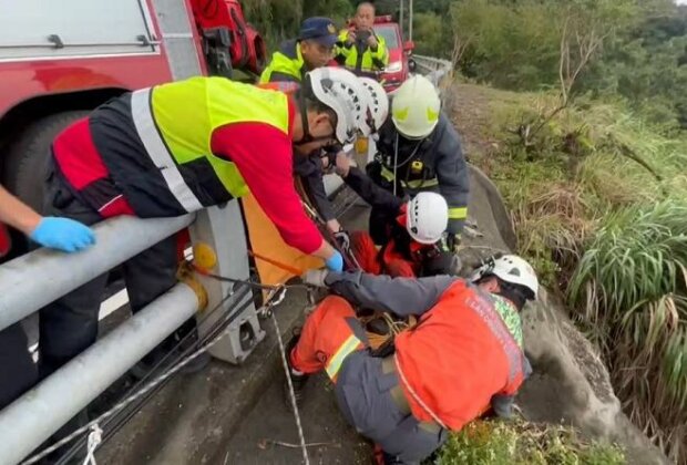 台九丁機車騎士自撞護欄 跌落50公尺山谷獲救!