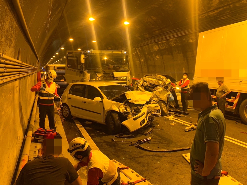 南澳鄉新澳隧道16車追撞 1人命危、11人輕重傷!