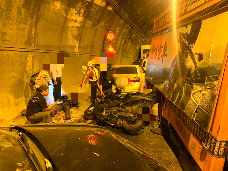 南澳鄉新澳隧道16車追撞 1人命危、11人輕重傷!