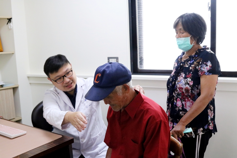 老翁摔傷頸部 羅東博愛院採用精準高位頸椎手術後康復!