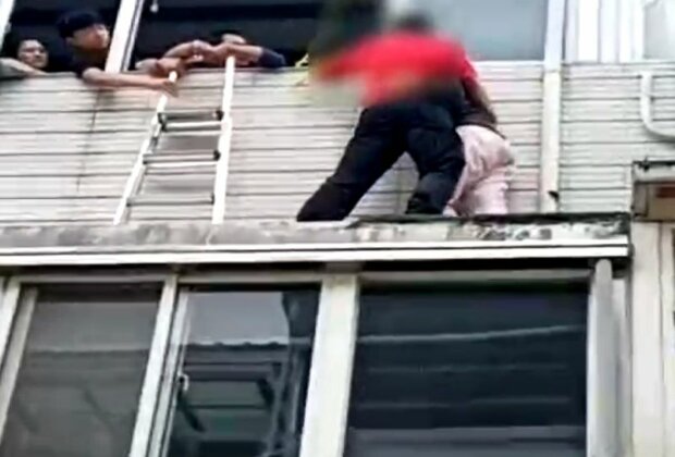 女子受不了家中爭吵躲二樓遮雨棚 消防員緊急救援