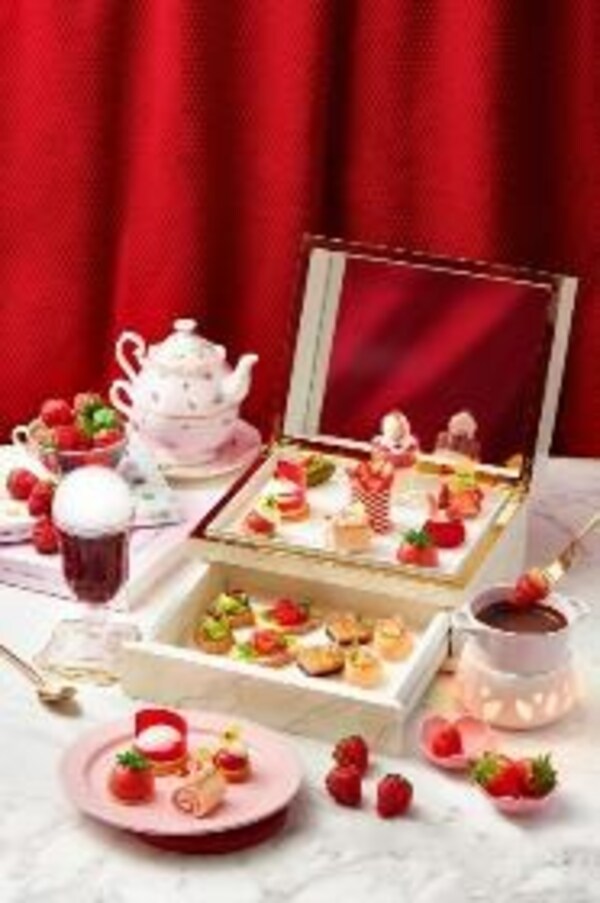 CHA BEI推出「草莓甜心下午茶」體驗，從精緻的手飾寶箱發現令人心醉的草莓甜點和美味鹹點，搭配各款夢幻特飲，讓您沉浸在紅粉緋緋的美好時光之中。