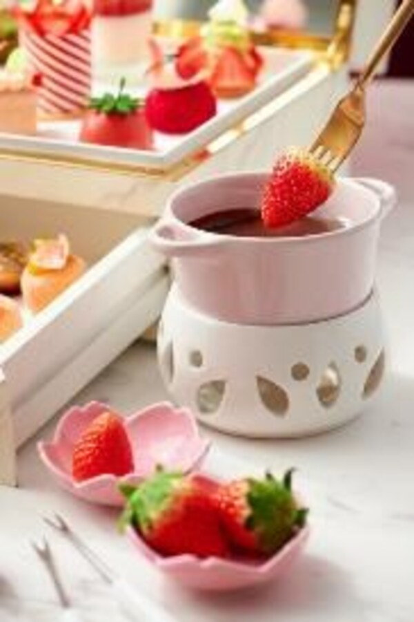 「草莓甜心下午茶」暖心的迷你朱古力火鍋為新鮮的日本草莓裹上香滑的朱古力，甜蜜感和儀式感滿分。