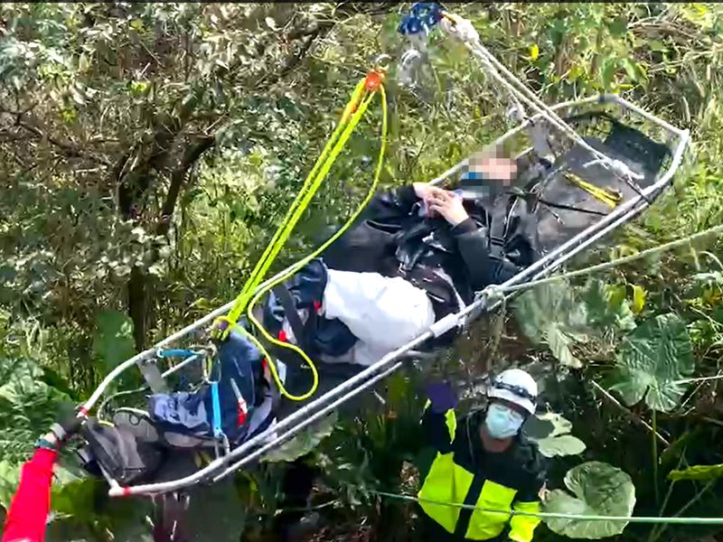 北宜公路機車自摔乘客墜入邊坡 吊掛救護送醫!