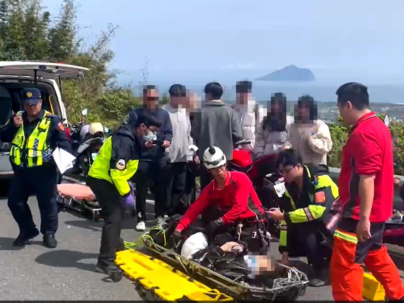 北宜公路機車自摔乘客墜入邊坡 吊掛救護送醫!