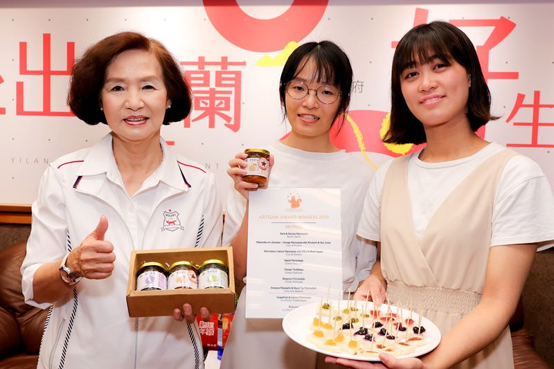 楊雁晴、王薏晴青菓邸舍甜品坊 勇奪2024世界柑橘類果醬大賽銅牌