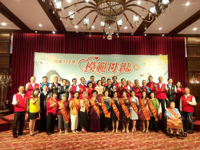 五結表揚15位模範母親及25位模範勞工!
