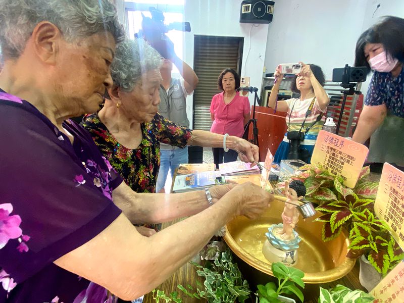 浴佛節、母親節雲水日托礁溪同歡慶
