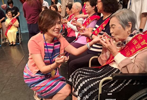 羅東鎮表揚23位模範母親 吉祥里朱繡女士接受縣府表揚