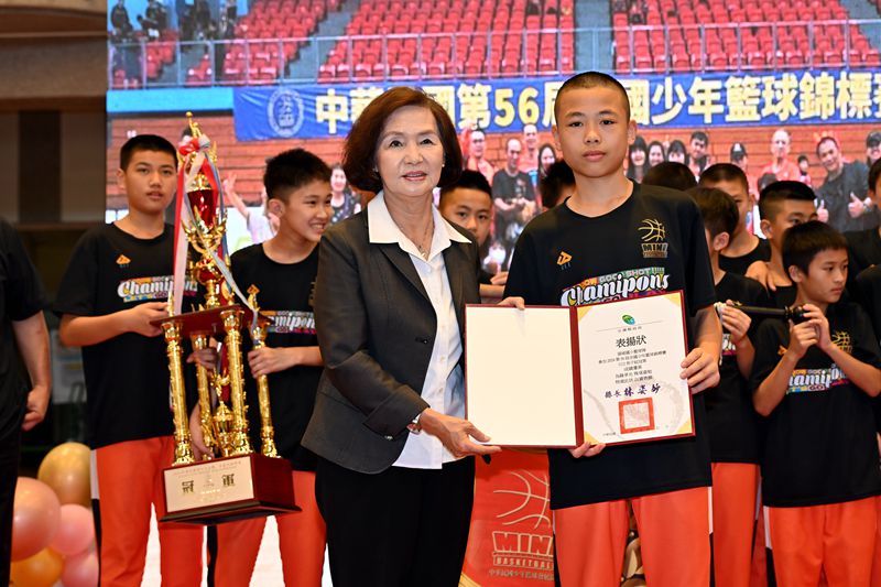 林姿妙表揚宜蘭縣八所學校在全國籃球賽中優異的表現!
