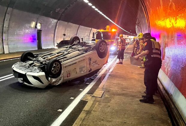 精神不濟國五雪隧北上2車追撞翻車事故!