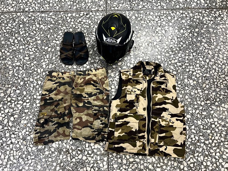 郭男在在案發現場時穿著迷彩背心上衣、迷彩短褲、頭戴全罩式深色鏡片安全帽