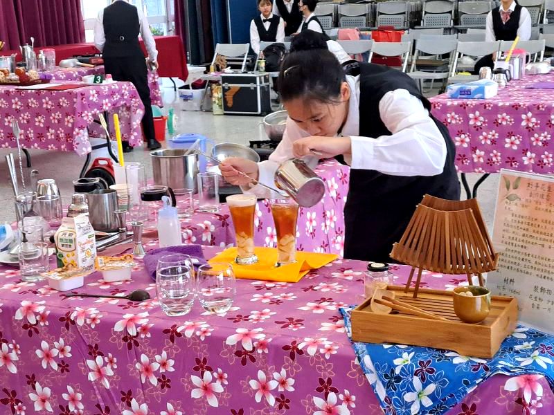 冬山創意紅茶調茶競賽 頭城家商選手包辦冠亞軍