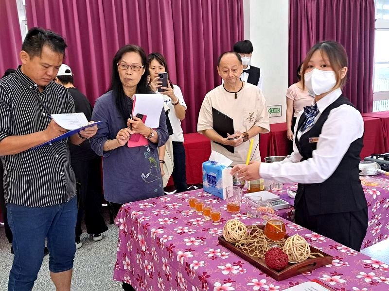 冬山創意紅茶調茶競賽 頭城家商選手包辦冠亞軍
