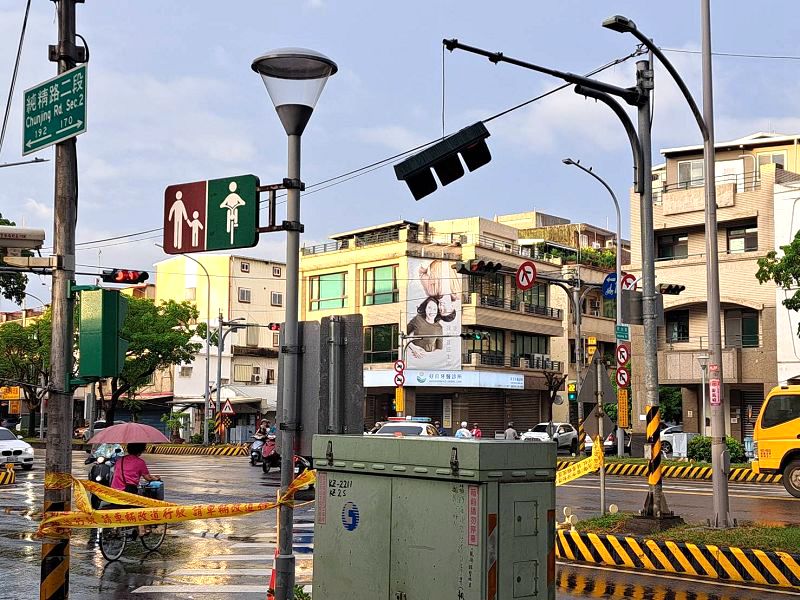 羅東民生路口號誌燈遭震落、超市貨品掉滿地!