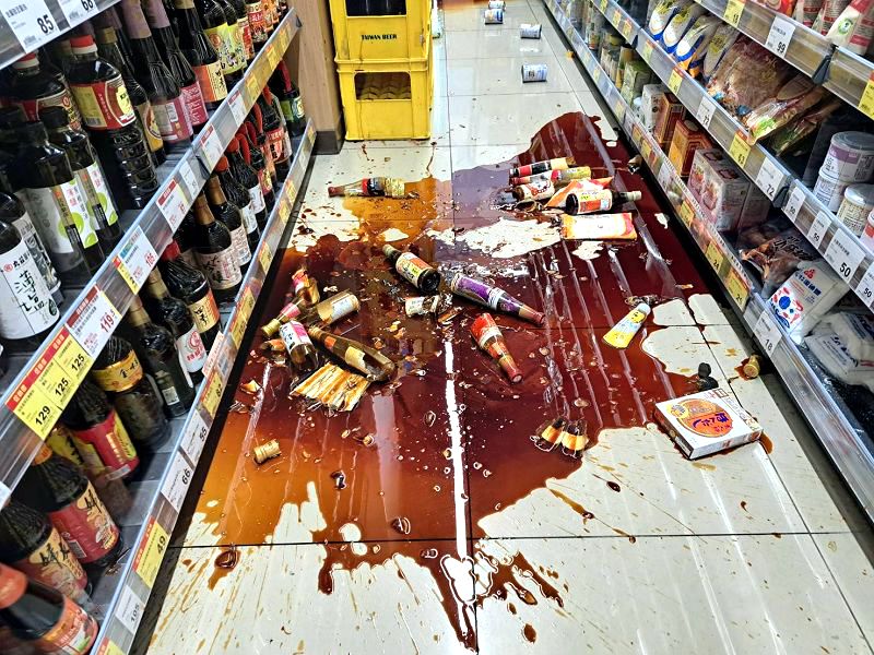 羅東民生路口號誌燈遭震落、超市貨品掉滿地!